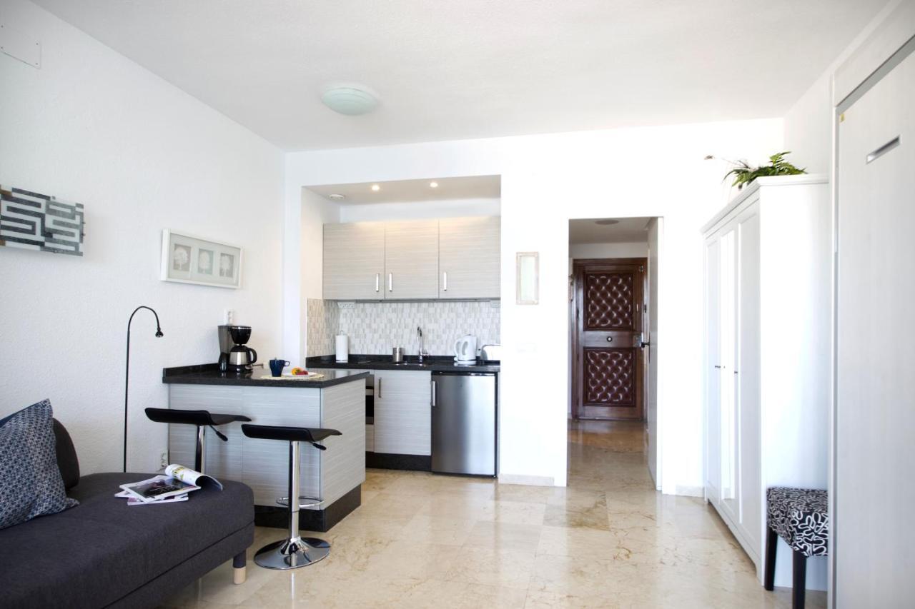 Sea Front With Spacious Balcony Santa Clara Apartment
